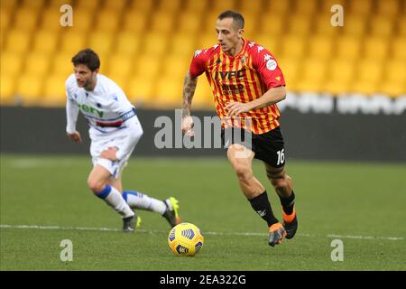 Beneventos italienischer Stürmer Riccardo Improta kontrolliert den Ball während des Fußballspiels zwischen Benevento und UC Sampdoria im Ciro Vigorito Stadium, Benevento, Italien, am 07. Februar 2021 Stockfoto