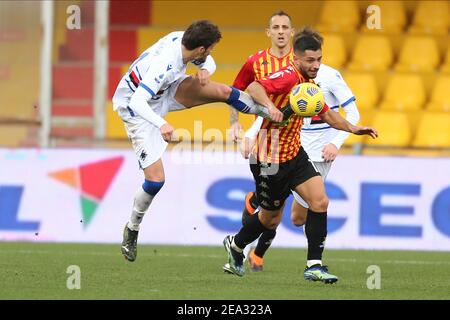 Sampdoria polnischen Verteidiger Bartosz Bereszynski (L) Herausforderungen für den Ball mit Benevento italienischen Stürmer Gianluca Caprari während der Serie A Fußballspiel zwischen Benevento gegen UC Sampdoria im Ciro Vigorito Stadium, Benevento, Italien, am 07. Februar 2021 Stockfoto