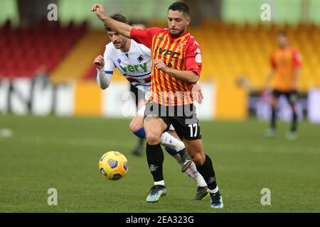 Benevento italienischen Stürmer Gianluca Caprari kontrolliert den Ball während der Serie A Fußballspiel zwischen Benevento gegen UC Sampdoria im Ciro Vigorito Stadium, Benevento, Italien, am 07. Februar 2021 Stockfoto