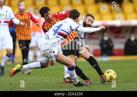 Benevento italienischen Stürmer Gianluca Lapadula Herausforderungen für den Ball mit Sampdoria italienischen Verteidiger Lorenzo Tonelli und Sampdoria polnischen Verteidiger Bartosz Bereszynski während der Serie A Fußballspiel zwischen Benevento gegen UC Sampdoria im Ciro Vigorito Stadium, Benevento, Italien, am 07. Februar 2021 Stockfoto