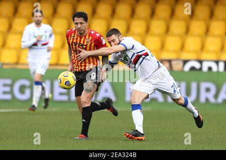 Benevento italienischen Stürmer Gianluca Lapadula (L) Herausforderungen für den Ball mit Sampdoria italienischen Verteidiger Lorenzo Tonelli während der Serie A Fußballspiel zwischen Benevento gegen UC Sampdoria im Ciro Vigorito Stadium, Benevento, Italien, am 07. Februar 2021 Stockfoto