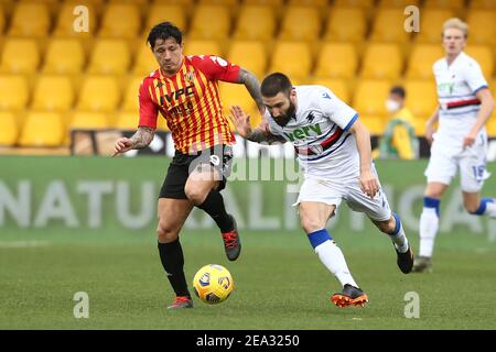 Benevento italienischen Stürmer Gianluca Lapadula (L) Herausforderungen für den Ball mit Sampdoria italienischen Verteidiger Lorenzo Tonelli während der Serie A Fußballspiel zwischen Benevento gegen UC Sampdoria im Ciro Vigorito Stadium, Benevento, Italien, am 07. Februar 2021 Stockfoto