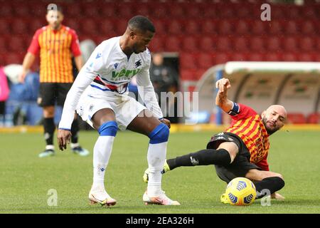 Sampdoria's senegalesische Stürmer Keita Balde.(L) Herausforderungen für den Ball mit Benevento italienischen Mittelspieler Pasquale Schiattarella während der Serie A Fußballspiel zwischen Benevento gegen UC Sampdoria im Ciro Vigorito Stadium, Benevento, Italien, am 07. Februar 2021 Stockfoto