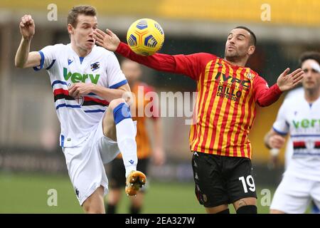 Sampdorias tschechischer Mittelfeldspieler Jakub Jankto (L) fordert den Ball mit Beneventos italienischem Stürmer Roberto Insigne am 07. Februar 2021 im Ciro Vigorito Stadium, Benevento, Italien, beim Fußballspiel zwischen Benevento und UC Sampdoria Stockfoto