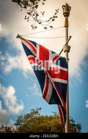 Die Union Jack, Flagge des Vereinigten Königreichs winkt auf der Mall in London, England, Großbritannien Stockfoto