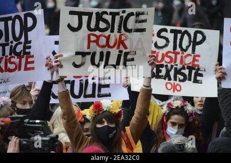 Paris, Frankreich. Februar 2021, 07th. Auf den Aufruf von mehreren feministischen Organisationen (einschließlich Dare Feminismus, unon sozialistischen Frauen, Femen, die schamlose ....) versammelten sich einige hundert Frauen (und Männer), um Gerechtigkeit für JULIE zu fordern, die von 20 Feuerwehrleuten vergewaltigt wurde, im Alter von 13 Jahren vor etwa zehn Jahren. Paris, Frankreich, am 07. Februar 2021. Foto von Georges Darmon/Avenir Pictures/ABACAPRESS.COM Quelle: Abaca Press/Alamy Live News Stockfoto