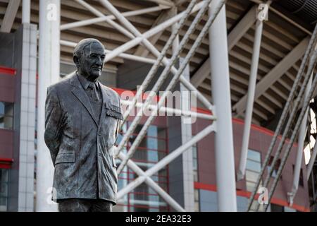 Cardiff, Wales - Februar 3rd 2021: Allgemeine Ansicht der Statue von Sir Tasker Watkins VC GBE PC DL, die außerhalb des Fürstentum Stadions steht Stockfoto