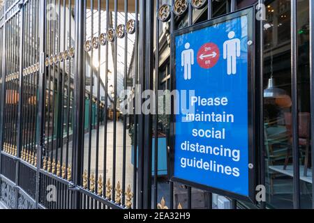 Cardiff, Wales - Februar 3rd 2021: Die verlassenen Straßen des Stadtzentrums von Cardiff, da Wales weiterhin strenge Sperrmaßnahmen durchsetzt Stockfoto