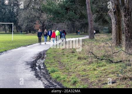 Cardiff, Wales - Februar 3rd 2021: Die Menschen nehmen an ihrer täglichen Bewegung Teil, in den verschiedenen Parks von Cardiff, wie sie von der walisischen Regierung umgesetzt werden Stockfoto
