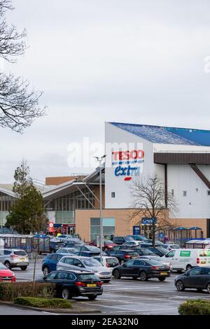Cardiff, Wales - Februar 3rd 2021: Gesamtansicht von Tesco Extra auf der Western Avenue, Cardiff, Wales Stockfoto