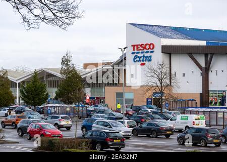 Cardiff, Wales - Februar 3rd 2021: Gesamtansicht von Tesco Extra auf der Western Avenue, Cardiff, Wales Stockfoto