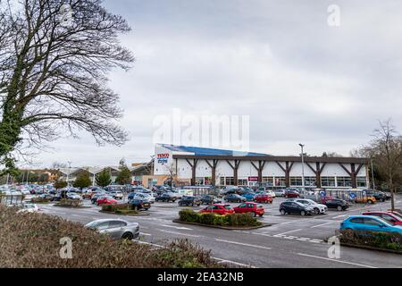 Cardiff, Wales - Februar 3rd 2021: Gesamtansicht von Tesco Extra auf der Western Avenue, Cardiff, Wales Stockfoto