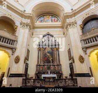 Hauptaltar mit der Darstellung der Madonna mit Kind in der mittelalterlichen Kirche San Bernardino alle Ossa. Stockfoto