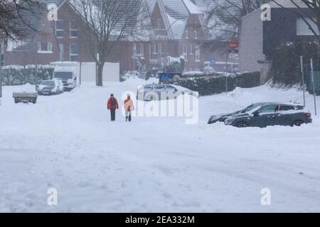 Haltern, NRW, Deutschland. Februar 2021, 07th. Die Menschen im Dorf Sythen bei Haltern machen das Beste aus dem rund 30 cm großen Neuschnee. Für Teile Nordrhein-Westfalens und andere Gebiete gibt es eine Unwetterwarnung, nachdem Schneestürme Verkehrschaos und Probleme mit dem öffentlichen Verkehr gebracht haben. Es wird weiterhin schneien, mit Temperaturen weit unter Null für die nächsten Tage. Kredit: Imageplotter/Alamy Live Nachrichten Stockfoto