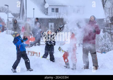 Haltern, NRW, Deutschland. Februar 2021, 07th. Familien und ihre Kinder haben Spaß mit einer Schneeballschlacht. Die Menschen im Dorf Sythen bei Haltern machen das Beste aus dem rund 30 cm großen Neuschnee. Für Teile Nordrhein-Westfalens und andere Gebiete gibt es eine Unwetterwarnung, nachdem Schneestürme Verkehrschaos und Probleme mit dem öffentlichen Verkehr gebracht haben. Es wird weiterhin schneien, mit Temperaturen weit unter Null für die nächsten Tage. Kredit: Imageplotter/Alamy Live Nachrichten Stockfoto