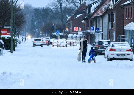 Haltern, NRW, Deutschland. Februar 2021, 07th. Die Menschen im Dorf Sythen bei Haltern machen das Beste aus dem rund 30 cm großen Neuschnee. Für Teile Nordrhein-Westfalens und andere Gebiete gibt es eine Unwetterwarnung, nachdem Schneestürme Verkehrschaos und Probleme mit dem öffentlichen Verkehr gebracht haben. Es wird weiterhin schneien, mit Temperaturen weit unter Null für die nächsten Tage. Kredit: Imageplotter/Alamy Live Nachrichten Stockfoto