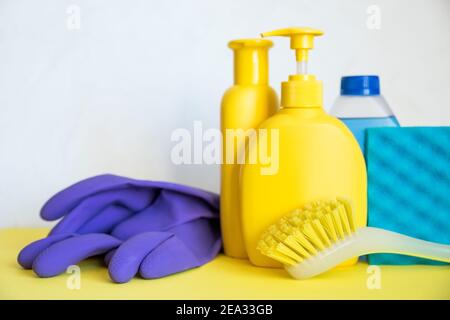 Set von Plastikflaschen aus verschiedenen Reinigungsverfahren, Gummihandschuhe und Schwämme auf weißem Hintergrund mit leerem Platz für Text.Frühjahrsputz Stockfoto