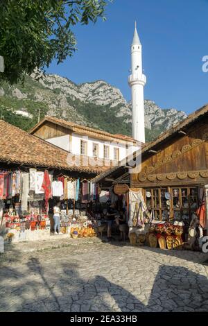 KRUJA, ALBANIEN - 16. SEPTEMBER 2019: Straßenmarkt mit Souvenirs, Kunsthandwerk und kleinen Geschäften in Kruja (Kruje) Albanien, Europa. Minarett, Berg und Stockfoto