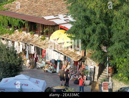 KRUJA, ALBANIEN - 16. SEPTEMBER 2019: Straßenmarkt mit Souvenirs, Kunsthandwerk und kleinen Geschäften in Kruja (Kruje) Albanien, Europa. Stockfoto