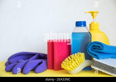 Set von Plastikflaschen aus verschiedenen Reinigungsverfahren, Gummihandschuhe und Schwämme auf weißem Hintergrund mit leerem Platz für Text.Frühjahrsputz Stockfoto