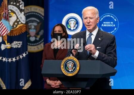 US-Präsident Joe Biden, der von Vizepräsident Kamala Harris begleitet wird, hält im South Court Auditorium im Eisenhower Executive Office Building des Weißen Hauses am 25. Januar 2021 in Washington, D.C. Bemerkungen zu seiner „Buy American“-Initiative Stockfoto