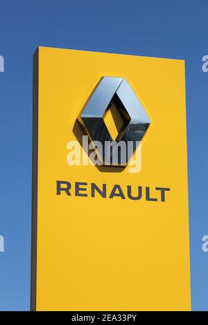 Villefranche, Frankreich - 24. Mai 2020: Renault-Logo auf einer Tafel. Renault ist ein französischer Automobilhersteller, der Autos, Lieferwagen, Busse und Lastwagen herstellt Stockfoto