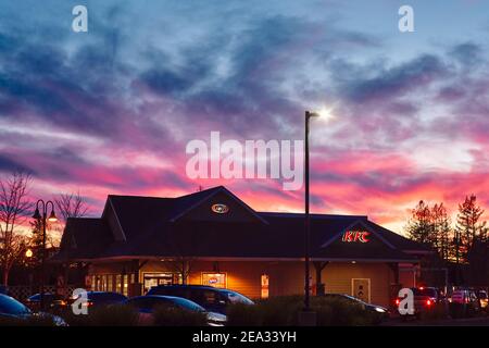 KFC und A&W Restaurants an einem Shopping plaza in Windsor, Kalifornien. Spektakuläre Sonnenuntergangswolken oben. Stockfoto