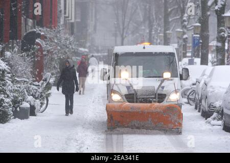 Amsterdam, Niederlande. Februar 2021, 07th. Ein Schneepflug macht die Straße am Brouwersgracht-Kanal frei, inmitten der Coronavirus-Pandemie am 7. Februar 2021 in Amsterdam, Niederlande. Das niederländische Wetterbüro gab einen Code Red Weather Storm Darcy bringen starken Schneefall und kalten Winden Warnung für viele Orte als die erste seit 2010 traf die Niederlande. (Foto von Paulo Amorim/Sipa USA) Quelle: SIPA USA/Alamy Live News Stockfoto