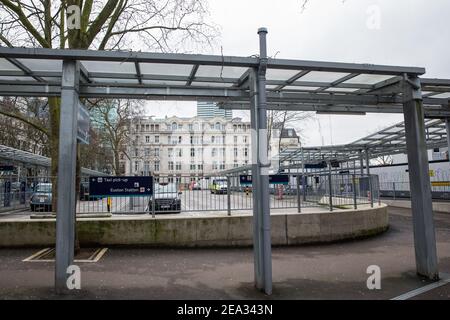 London, Großbritannien. 6th. Februar 2021. Auf dem Gelände der ehemaligen Euston Square Gardens West ist ein Taxistand abgebildet. Das Gelände wurde 2018 von vielen Bäumen geräumt, um den Taxistand im Rahmen des Hochgeschwindigkeitsbahnprojekts HS2 zu errichten, und Euston Square Gardens East wird derzeit ebenfalls von Bäumen für das gleiche Projekt geräumt. Kredit: Mark Kerrison/Alamy Live Nachrichten Stockfoto