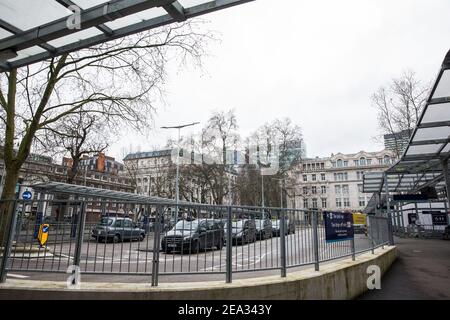 London, Großbritannien. 6th. Februar 2021. Auf dem Gelände der ehemaligen Euston Square Gardens West ist ein Taxistand abgebildet. Das Gelände wurde 2018 von vielen Bäumen geräumt, um den Taxistand im Rahmen des Hochgeschwindigkeitsbahnprojekts HS2 zu errichten, und Euston Square Gardens East wird derzeit ebenfalls von Bäumen für das gleiche Projekt geräumt. Kredit: Mark Kerrison/Alamy Live Nachrichten Stockfoto