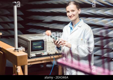 Techniker im Elektroniklabor, der die hf-Konformitätsprüfung durchführt Stockfoto