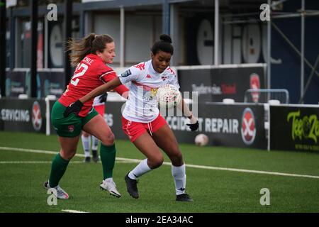 Coventry, Großbritannien. Februar 2021, 07th. INI Umotong (#15 Lewes) kämpft während des FA Women's Championship Matches zwischen Coventry United und Lewes in der Butts Park Arena in Coventry, England um den Ball. Kredit: SPP Sport Presse Foto. /Alamy Live Nachrichten Stockfoto