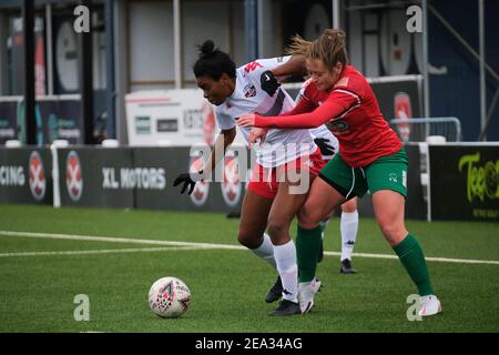 Coventry, Großbritannien. Februar 2021, 07th. INI Umotong (#15 Lewes) kämpft während des FA Women's Championship Matches zwischen Coventry United und Lewes in der Butts Park Arena in Coventry, England um den Ball. Kredit: SPP Sport Presse Foto. /Alamy Live Nachrichten Stockfoto