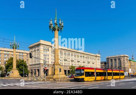 Warschau, Polen - 28. Juni 2020: Panoramablick auf den Plac Konstytucji Platz der Verfassung mit der Architektur des MDM-Viertels und der Straßenbahn Stockfoto