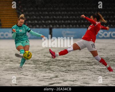 Bromley, Großbritannien. Februar 2021, 07th. Rhiannon Roberts (#4 LIVERPOOL) trifft den Ball während eines sehr verschneiten Spiels bei Charlton Athletic Credit: SPP Sport Press Foto. /Alamy Live Nachrichten Stockfoto