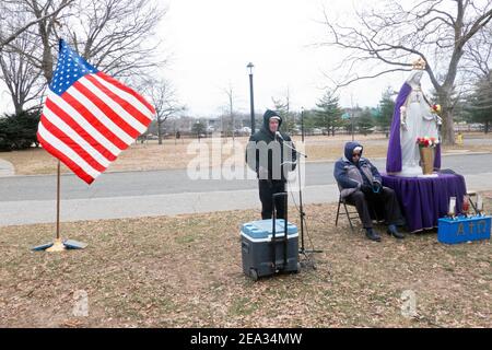 Altar, auf dem Gläubige Katholiken im Vatikan-Pavillon im Flushing Meadows Corona Park beten, wo Maria und Jesus Veronica Lueken erschienen. Stockfoto