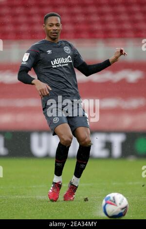 Brentfords Ethan Pinnock in Aktion während des Sky Bet Championship Spiels in Riverside, Middlesbrough. Bilddatum: Samstag, 6. Februar 2021. Stockfoto