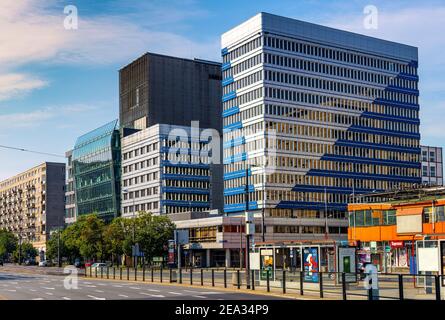 Warschau, Polen - 28. Juni 2020: Panoramablick auf die Marszalkowska Straße mit klassischer kommunistischer und modernistischer Büroarchitektur in Srodmiescie Stockfoto