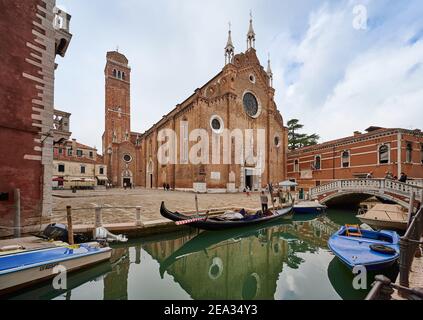 Außenansicht der Basilika Santa Maria Gloriosa dei Frari, San Polo, Gondel und Spiegelung vor, Venedig, Venetien, Italien Stockfoto