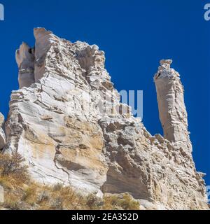 Erodierte Säulen mit vulkanischer Asche und Bimsablagerungen in den Ausläufern der Snowcrest Range in der Nähe von dillon, montana Stockfoto