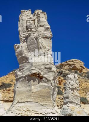 Erodierte Säulen mit vulkanischer Asche und Bimsablagerungen in den Ausläufern der Snowcrest Range in der Nähe von dillon, montana Stockfoto