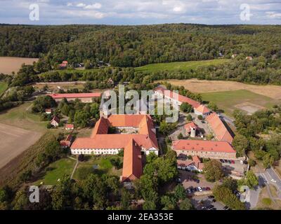 Luftaufnahme Kloster Wöltingerode, Kloster Goslar, Harz, Niedersachsen, Deutschland. Mittelalterliches Kloster, heute Hotelgastronomie mit Brennerei. Stockfoto