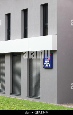 Bourg, Frankreich - 26. September 2020: AXA Versicherungsagentur. AXA ist ein französisches multinationales Versicherungsunternehmen Stockfoto