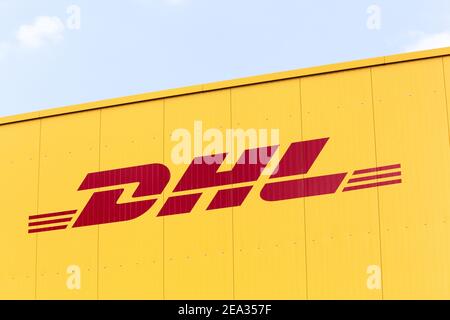 Tilst, Dänemark - 2. September 2018: DHL Logo auf einem LKW. DHL Express ist ein Geschäftsbereich des deutschen Logistikunternehmens Deutsche Post DHL Stockfoto