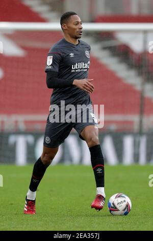 Brentfords Ethan Pinnock in Aktion während des Sky Bet Championship Spiels in Riverside, Middlesbrough. Bilddatum: Samstag, 6. Februar 2021. Stockfoto