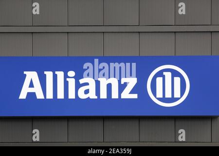 Bourg, Frankreich - 26. September 2020: Allianz-Schild an einer Wand. Die Allianz ist ein europäisches Finanzdienstleistungsunternehmen mit Sitz in München Stockfoto