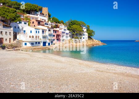 Blick auf den Strand von Sa Tuna mit den Häusern, die das Aussehen der alten Fischerhäuser schaffen sehr malerische Ecken zu erhalten. Begur, Kosten Stockfoto