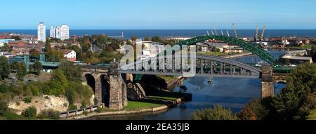 Blick auf die Wearmouth Bridge & Wearmouth Rail Bridge in Sunderland, Tyne and Wear, England, Großbritannien Stockfoto