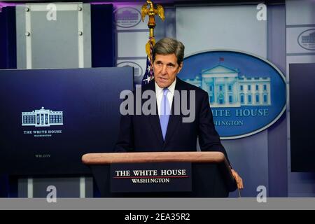 US-Sondergesandter für Klima John Kerry hält Bemerkungen während eines Briefings im James S. Brady Press Briefing Room des Weißen Hauses am 27. Januar 2021 in Washington, DC. Stockfoto