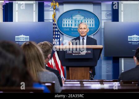 Dr. Anthony Fauci, Chief Medial Advisor des White House COVID, hält während eines Briefings im James S. Brady Press Briefing Room des Weißen Hauses am 21. Januar 2021 in Washington, DC, eine Rede. Stockfoto